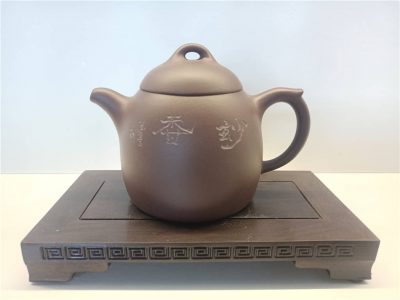 與陶藝名家、高工范忠君合作（范忠君制壺 袁強陶刻）